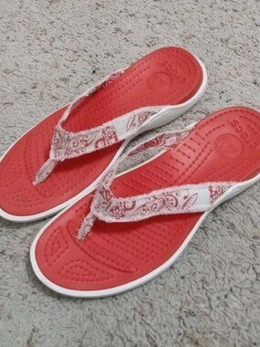 CROCS White Fabric Flip Flops Sandals Women’s Size 10